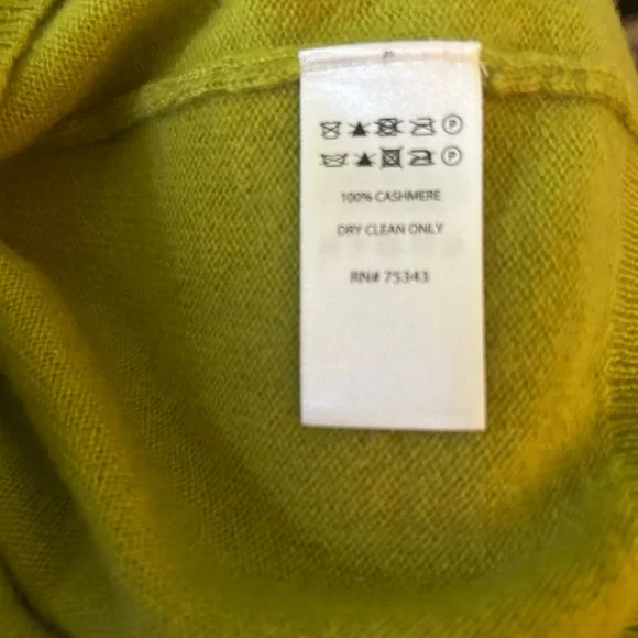 Tahari 100% Cashmere V-Neck Sweater NWOT - Picture 4 of 4